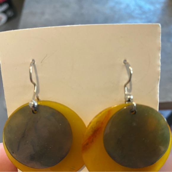 Gorgeous artisan-made earrings from Madagascar - Picture 4 of 5